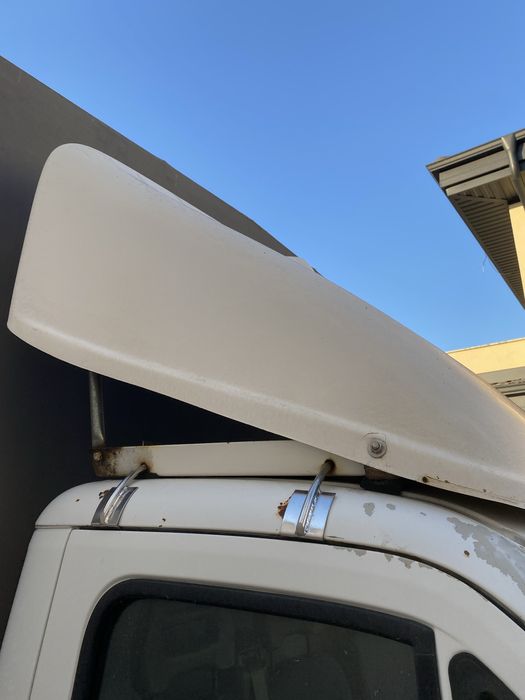 Спойлер/добавка над кабината