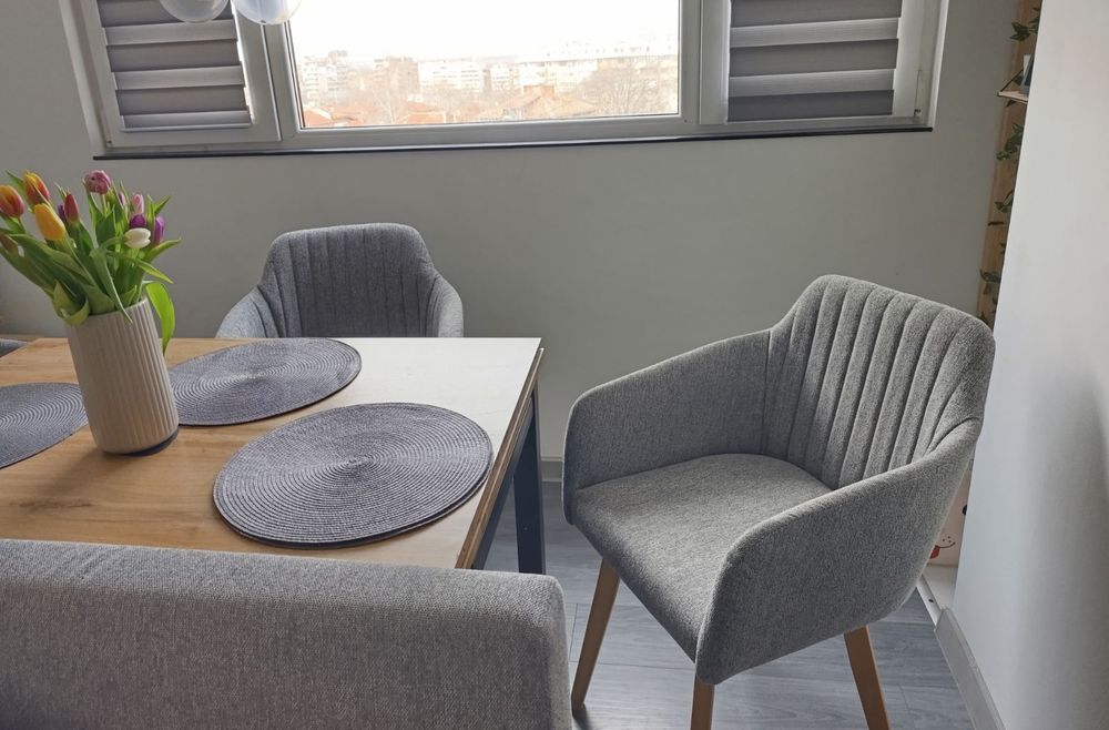 Изработка на тапицирани кухненски столове и мека мебел по поръчка