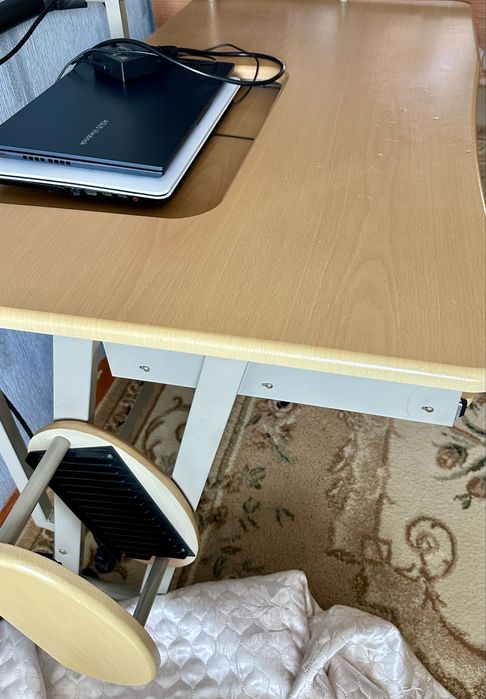 Продам компьютерный стол в хорошем состоянии