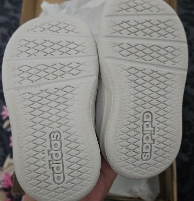 Обувки Adidas 18