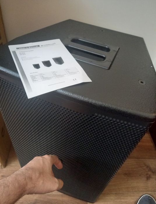 Колонки новые 15 дюймов в большом корпусе.