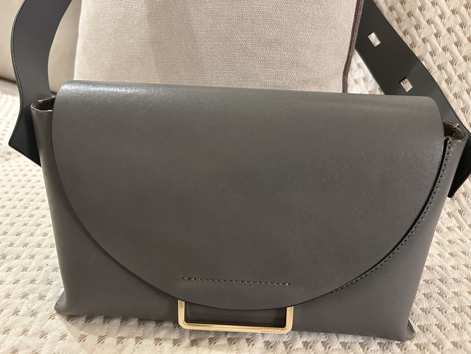 Сива кожена чанта All Saints с регулируема дръжка