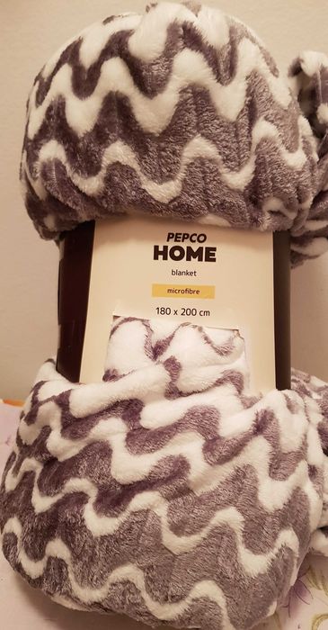 Pătură din material microfibră, cu dimensiunile de: 200 cm x 180 cm