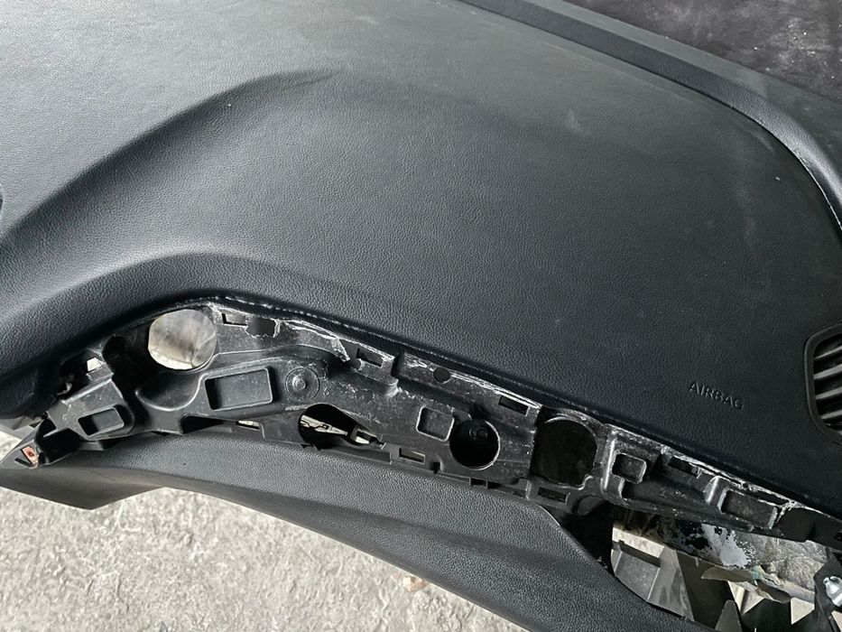 Перетяжка торпеды салона автомобиля