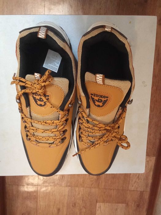 Трекинговые кроссовки для похода