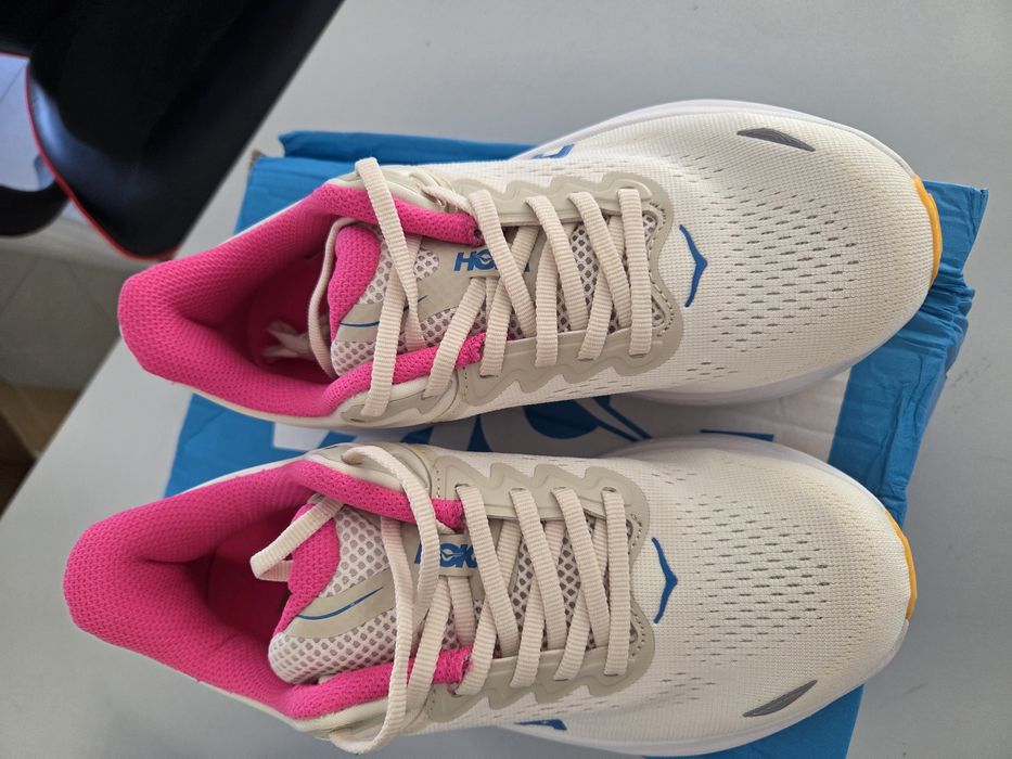 Adidasi Hoka Bondi 9 și Clifton 10