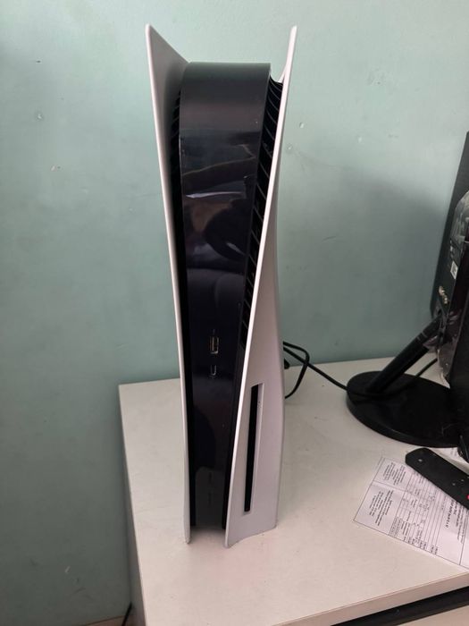 Продам Playstation 5, 2 джойстика, 4 диска
