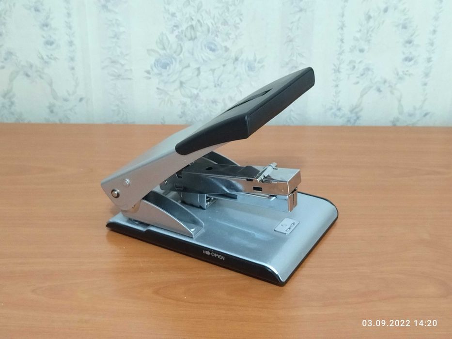 Степлер + дырокол, два в одном.