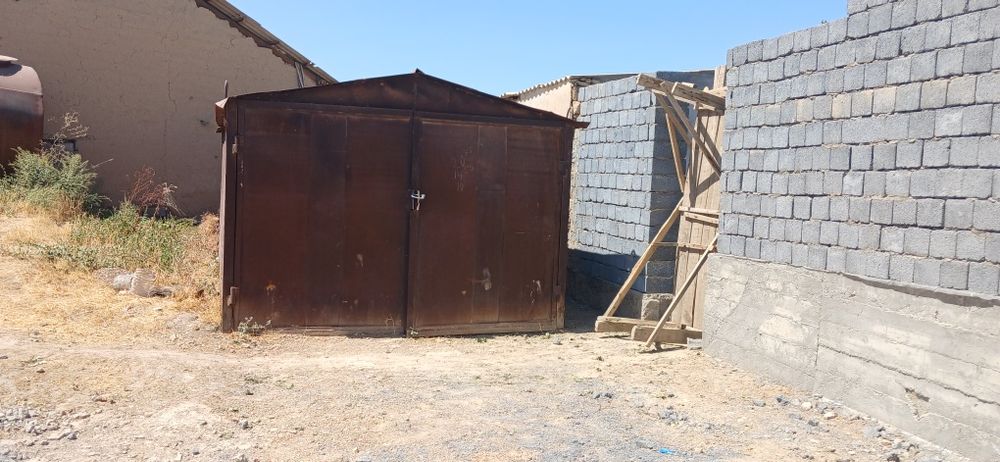 Гараж сотилади. Жиззах Навруз мфй