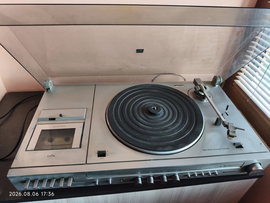 Продавам стерео уредба с усилвател, касетофон и грамофон Panasonic SG-2100