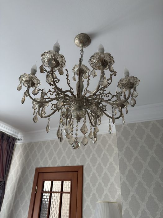 Продам люстры ,  настенные светильники.