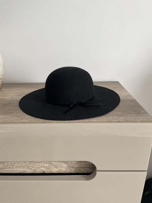 Palarie eleganta neagra cu boruri mari din lana