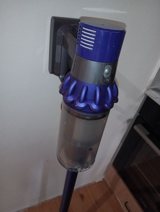 Отлична Dyson V10 безжична прахосмукачка с нова батерия и аксесоари