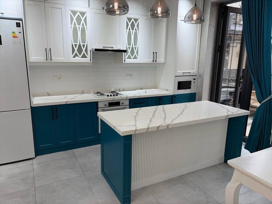 Столешница из искусственного камня  и корпусная мебель,кухни
