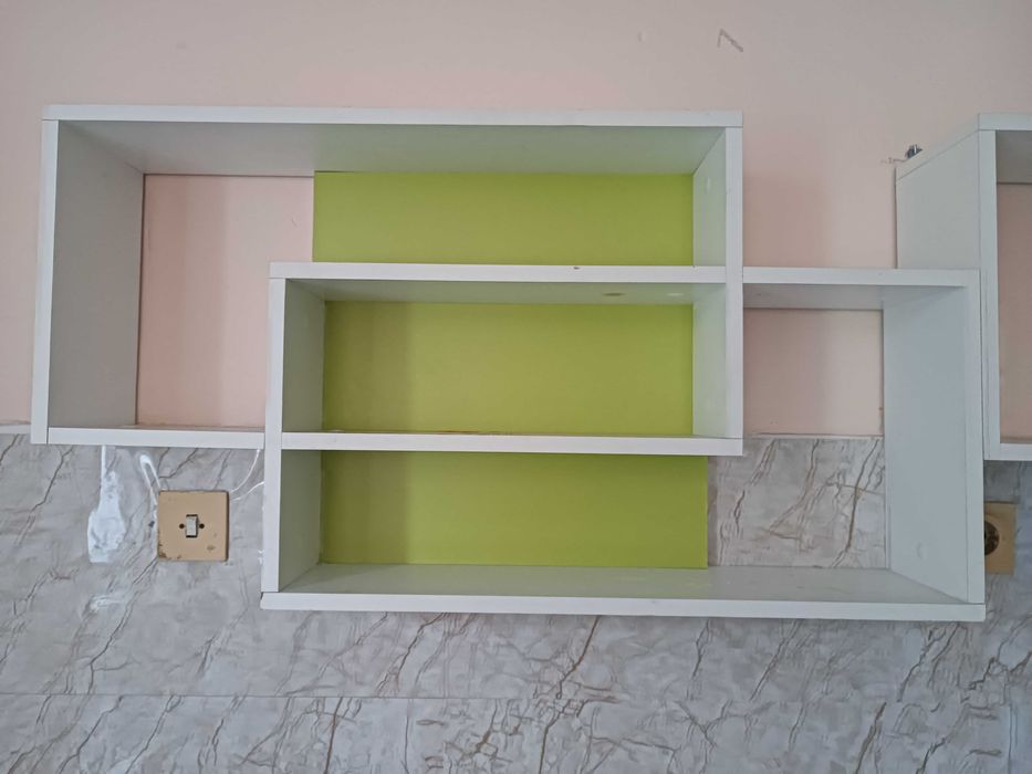 Етажерка бяло и зелено