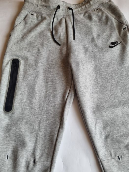 Сиво долнище Nike Tech Fleece, размер 146-156 см.