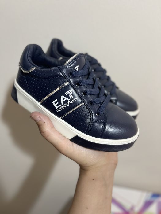 Кроссовки кожанные