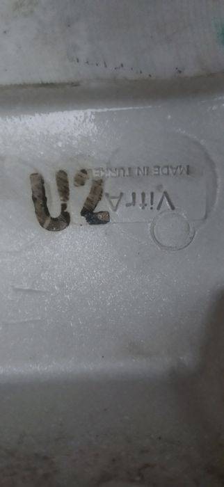 Писуар и раковина.