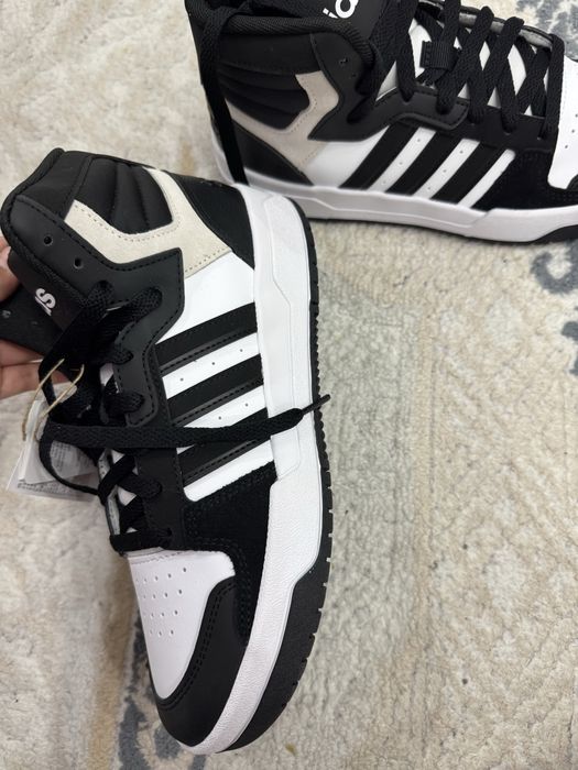 Adidas кроссовки новые