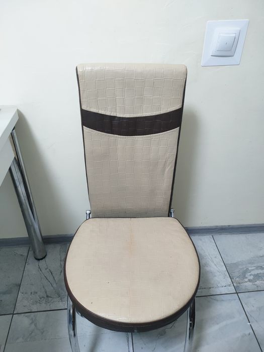 Продам стол с стульями 4 шт