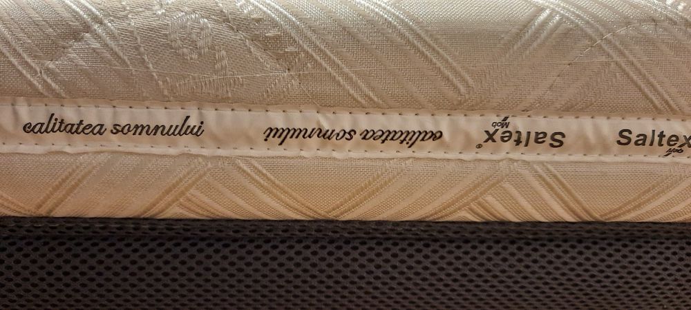 Vând pat dublu cu saltea .