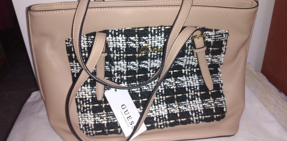 Geanta de dama, marca Guess.