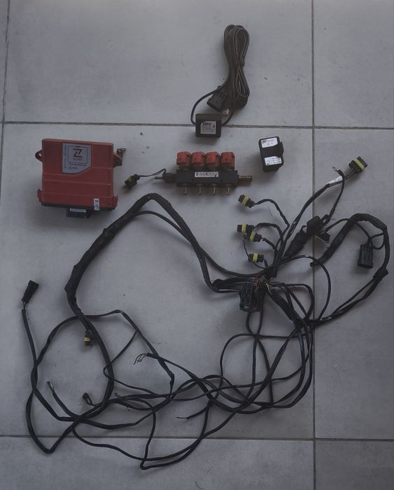 Kit GPL Premium: Calculator ECU Zenit PRO + Injectoare Hana Roșii (4 cil)