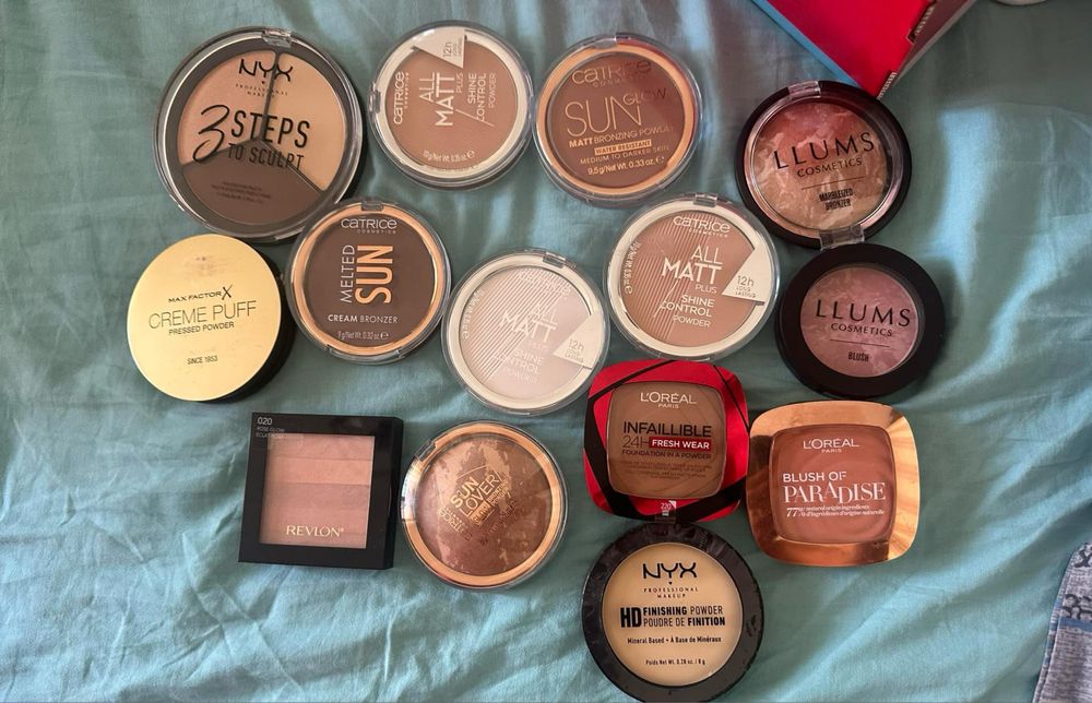 Пудри за лице, мигли.