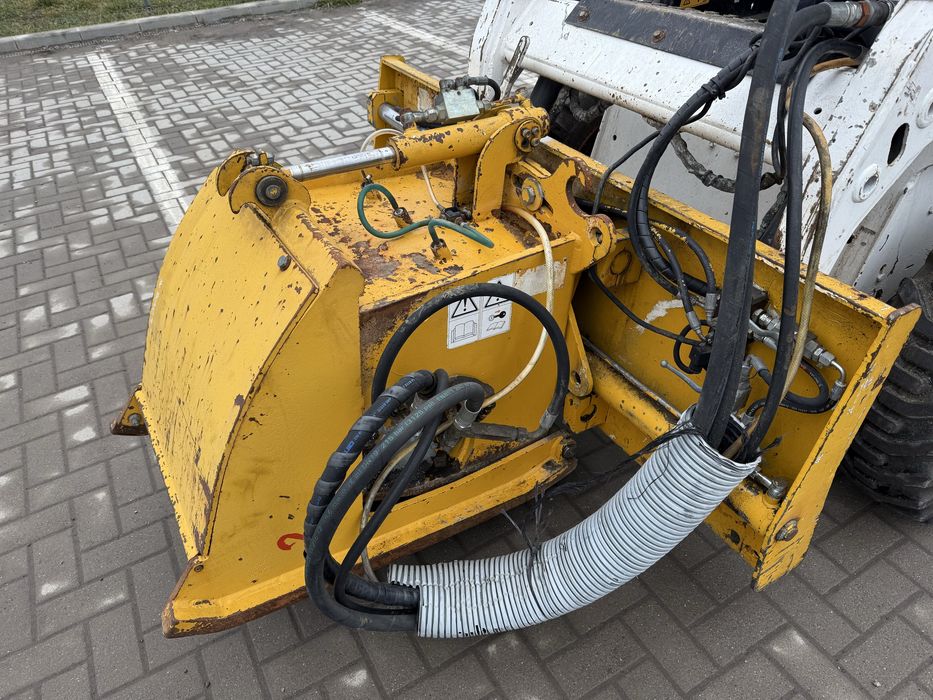 De inchiriat freza de asfalt instalat pe incarcator Bobcat