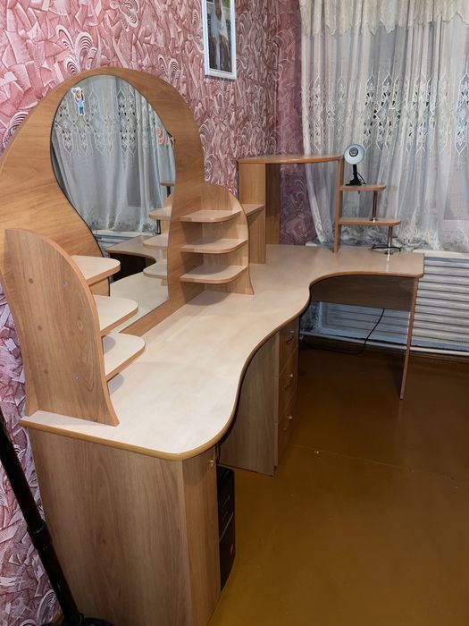 Дамский и компьютерный столик, в отличном состоянии, ценая 35000тысяч