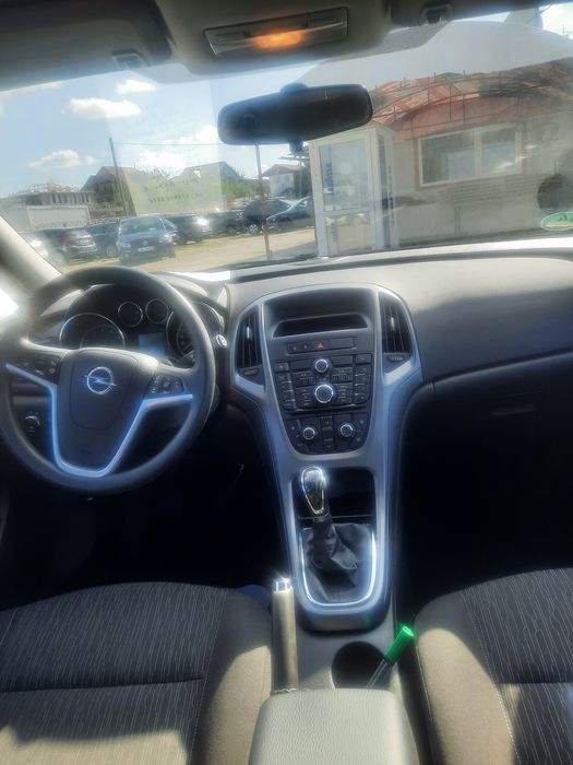 Opel astra j limuzină