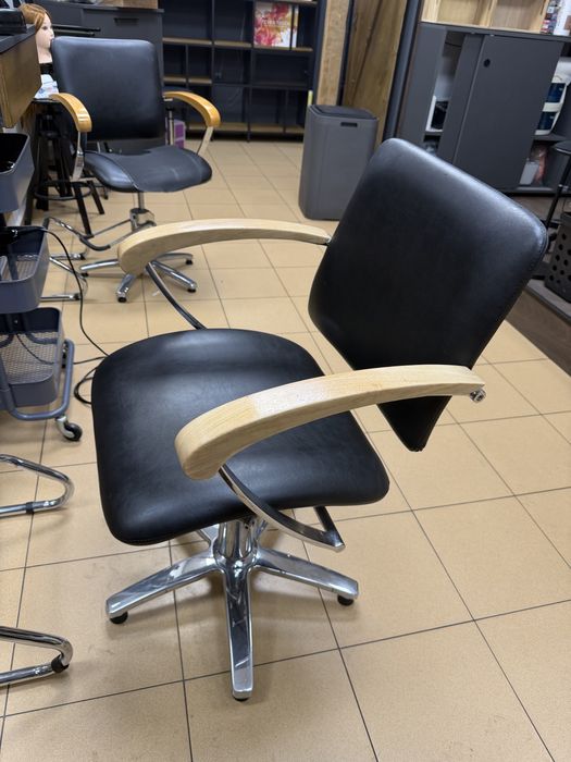 Три фризьорски стола + измивна колона