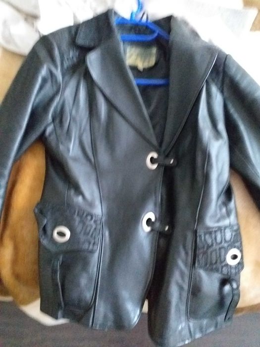 Geaca dama, din piele neagra, mar 42.