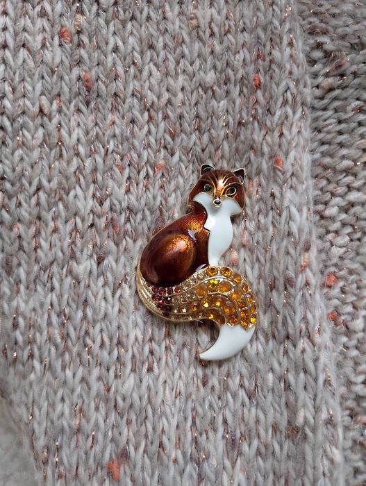 Брошка кафява лисица