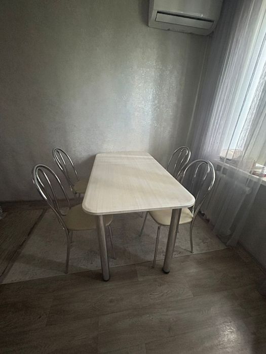 Кухонный стол с 5 стульями
