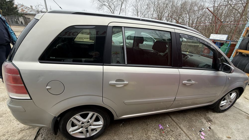 Vand masina  opel zafira 1,9 CTDI de familie
