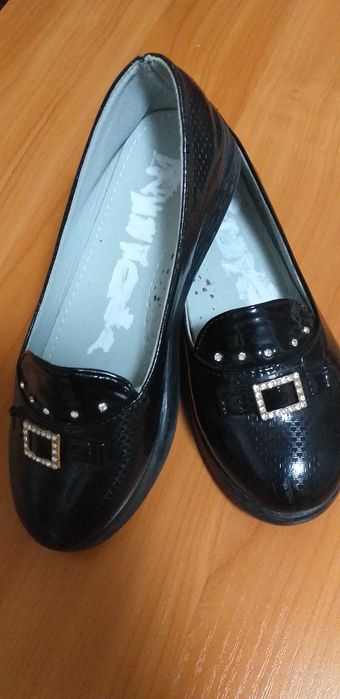 продам туфли для девочки,в отличном состоянии,цена 3000