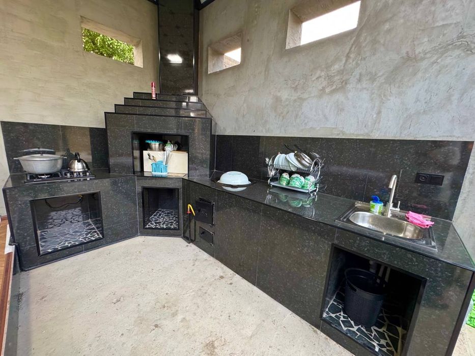 Oqtosh dacha, Октош дача, Quyoshga yaqin, Faqat oila qoʻyiladi.