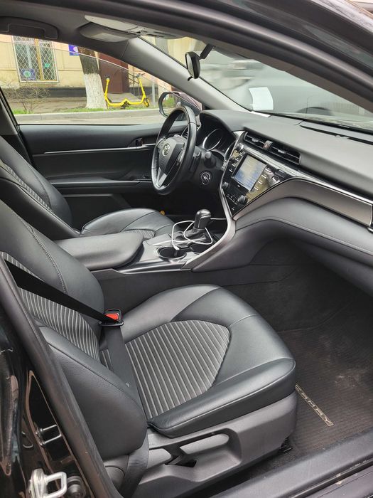 Автомобиль тойота камри 2020