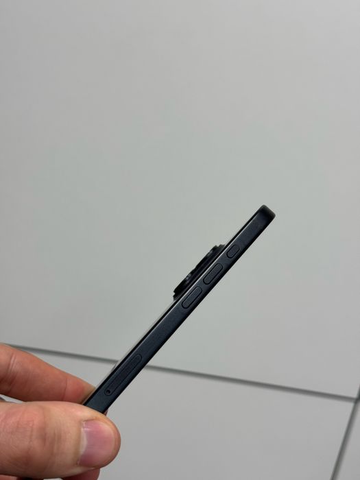 Продавам iPhone 16 с гаранция