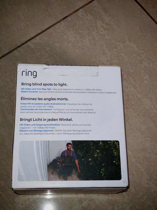 Cameră de supraveghere Ring Spotlight Cam Plus (pe baterie)