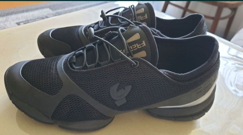 Женские кроссовки