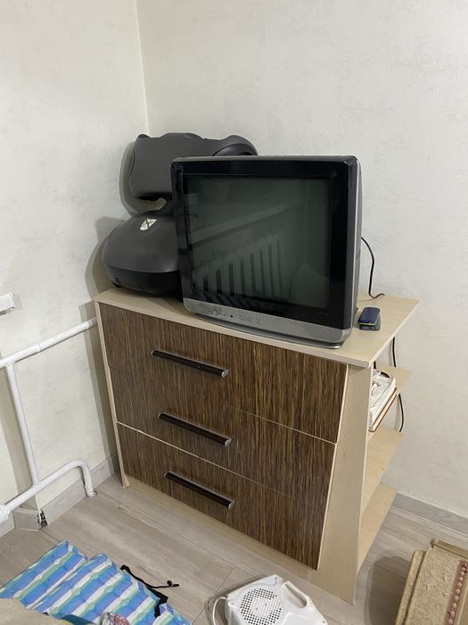 Кровать,шкаф,тумбочка,комод.