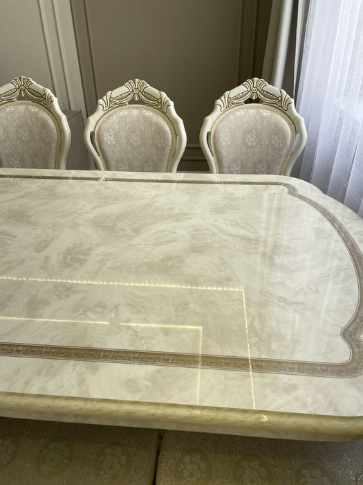 Продам стол и 8 стульев