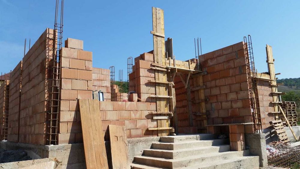 Executam case la roșu