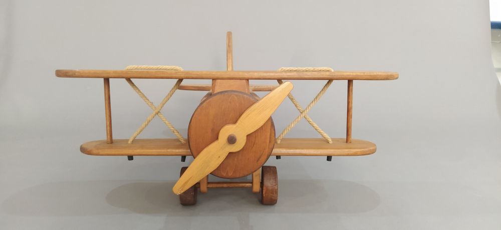 Самолёт деревянный.