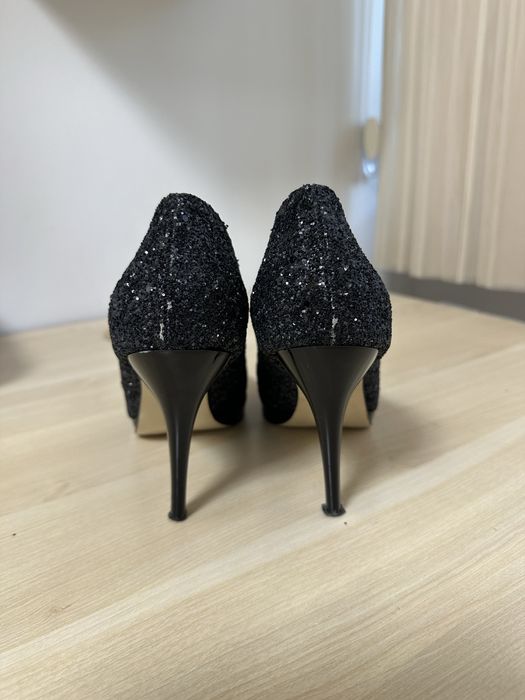 Черни блестящи обувки на ток