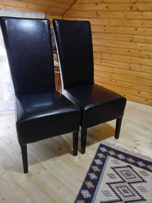 Masa lemn masiv și scaune imitație piele