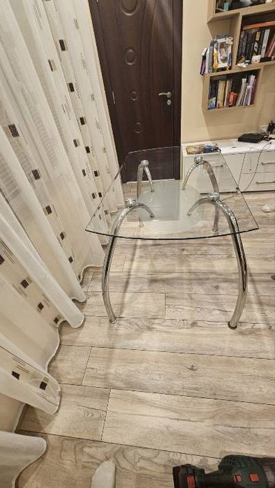 Стъклена трапезна маса