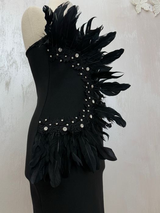 Елегантна черна рокля с пера и камъни – S/M/L (еластична)